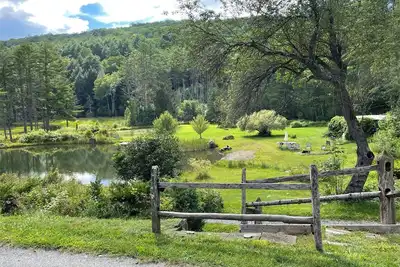 Image de Rustic, secluded lodge with fishing ponds and hiking trails in charming Fairlee