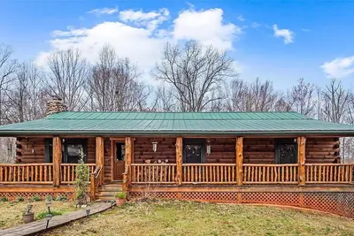 Image de Breathe deep, stay cozy — spacious log cabin living on 30 acres in Aroda, Va