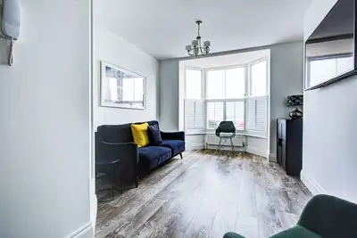 Image de Luxury Beachside Apt | Sea View | Old Town Bars & Dining | Near Dreamland