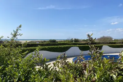 Image de Belles Plage, rez de jardin bords de mer avec piscine