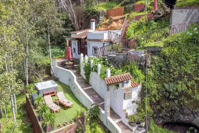 Image de Maison troglodyte unique avec jacuzzi à Moya