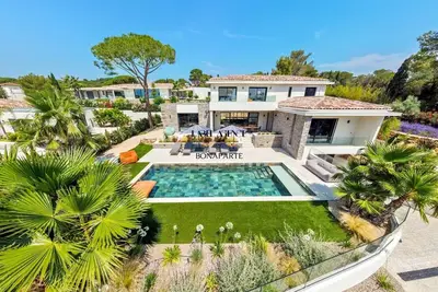 Image de Villa contemporaine avec accès à pieds à la plage