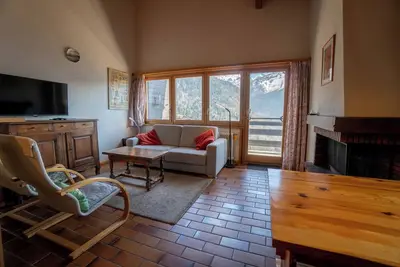 Image de L'appartement se situe en contre-bas de la route de Villars mi-chemin du village de Gryon et de la t