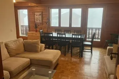 Image de L'appartement est idéalement situé sur la place de la Barboleuse à Gryon, proche des commerces, des