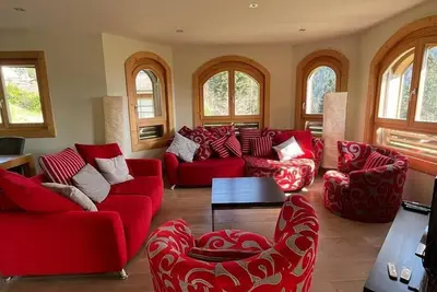 Image de Le chalet se situe à 1km du départ de la télécabine de Barboleuse reliant le domaine skiable de Vill