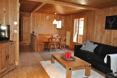 Image de Le chalet se situe au centre du village de Gryon, à 300 mètres de la gare ainsi qu'à 50m de l'arrêt