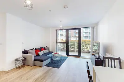 Modern 2Bed 2Bath near Park Royal /Hanger stations
