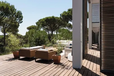 Image de Home nested in a pine forest, 10 minutes away drive from the nearest beach.