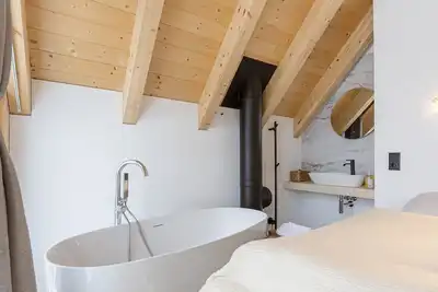 Image de Chalet n#4 avec 2 chambres, sauna et jacuzzi.