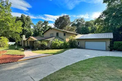 Spacious 6-bedroom house, outdoor pool, and brand new pickleball court- on site!