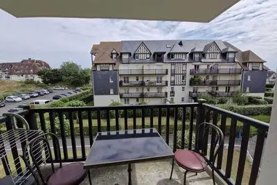 Image de T2 avec balcon à deux pas de la plage de Cabourg