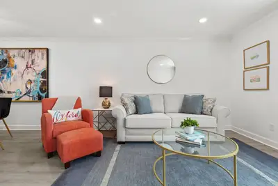 Image de Walk to Campus • Quick Drive to The Square