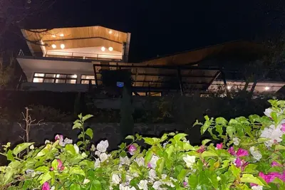 Image de Brand new, modern and peaceful lakefront property with spectacular views!