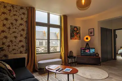 Le 5, Appartement, Charme, centre ville de Saumur. Vue Place et Eglise St Pierre