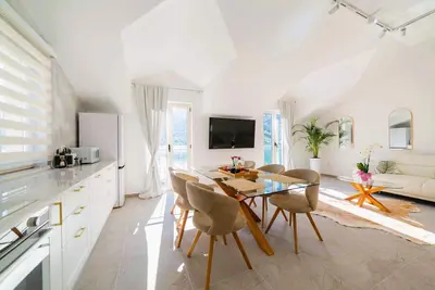 Image de ❤️Deluxe Seafront 2br| 3 Baths & Soaking Bath | Spacious with Stunning Bay Views