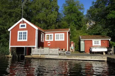 Image de Holiday home right on the lakeshore 15 minutes from Gothenburg