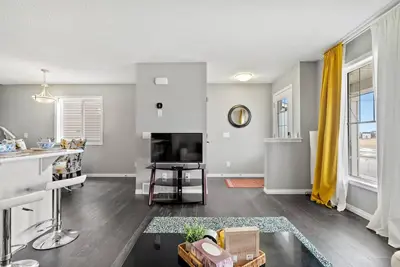 Image de Cozy Family Home with Gorgeous Views, Playground, Walk to Dining, 5 Mins to Yyc