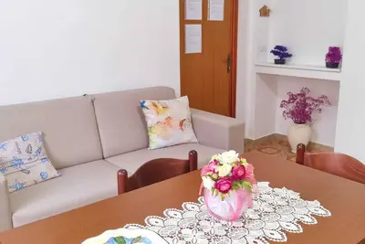 Image de Two-room apartment with outdoor space and parking space, close to the historic center and the sea