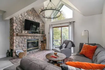 This loft is a 1 bedroom(s), 1. 5 bathrooms, located in Ellicottville, Ny.