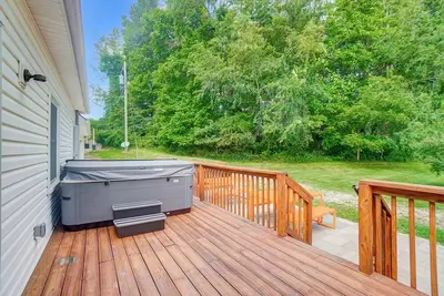 Image de 5 Bedroom + 2 Barns + Basketball + Pickle ball + Fire pit + Hot Tub!