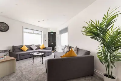 Image de Stylish 2br Home • Sleeps 8 • Free Parking • 8 Mins to Beach & City Centre