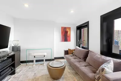 Image de Whole Garden Floor in Modern Luxury Brownstone & Remote Work Paradise