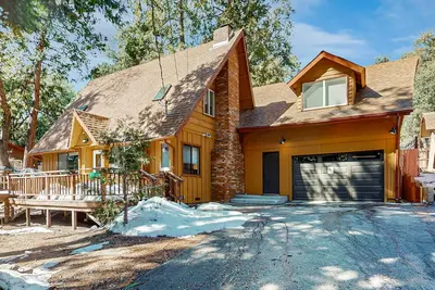 Image de Dreamy, dog-friendly cabin with forest views, deck, & private hot tub - hiking