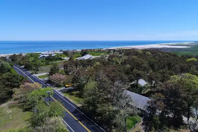 Image de Charming home steps to beach, includes 2 full units with patio, grill, & views