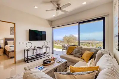 Image de Coastal-luxe apartment with ocean-view patio, resort pool & hot tub