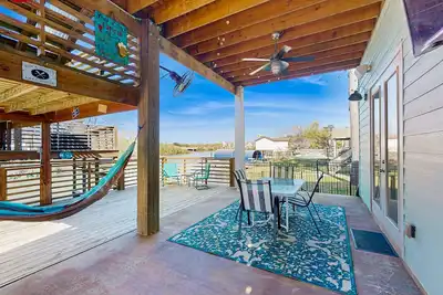 Image de Multiple level lake house with full kitchen, private patio, deck & water views