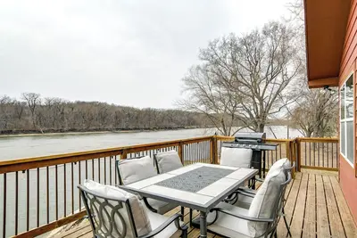 Image de Riverfront Cabin Near Dtwn Pella w/ Game Room!
