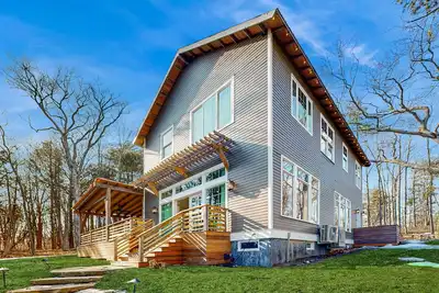 Image de Modern lakehouse w/ private beach, dock, fireplace, gym, theater, jacuzzi tub