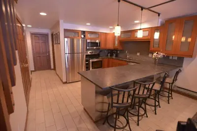 Image de Modern style 3-bedroom condo close to downtown, lake, beaches, parks, and golf.