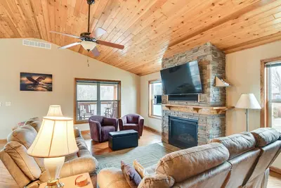 Image de 6 Mi to Dtwn Pella: Riverfront Cabin w/ Game Room!