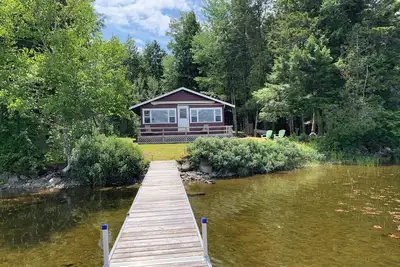 Image de This beautiful cottage is set back 25 feet from Bog Lake in Northfield, Maine!