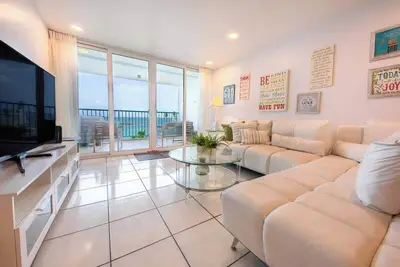 Steps from Beach 4th Floor 2br w/Parking @ Esj