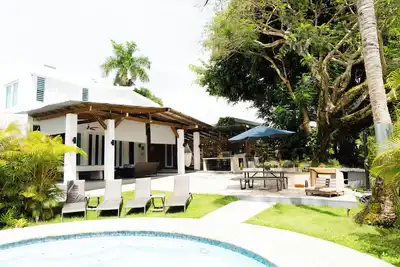 Hidden Gem/Cozy Countryside villa w/ back-up Generator, Pool, event ready