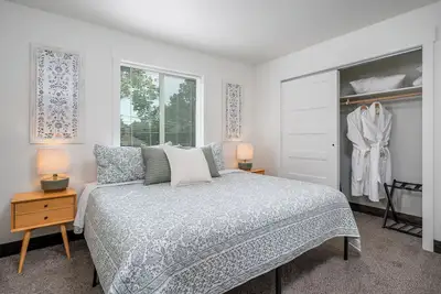 First Ave Haven, Hot Tub and E-Bike