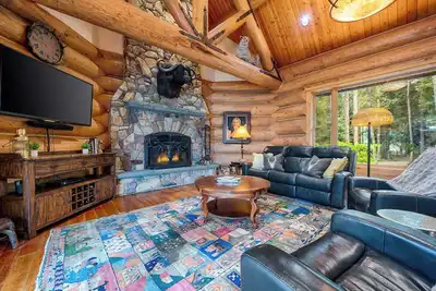Image de Large Custom Log Estate Sleeping 14 on 50 Acres