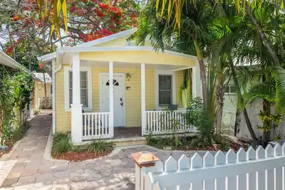 Image de New! - The Jolly Rooster Cottage\nSteps to Duval - Prime and Quiet Location