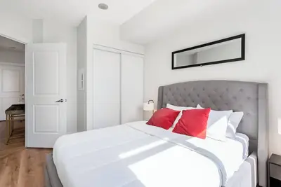 Image de Lavish 2br/2Bath Condo Steps to Square One Mall