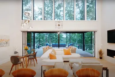 Image de Lakefront Luxury Retreat – Hot Tub, Huge Deck & Water Toys!