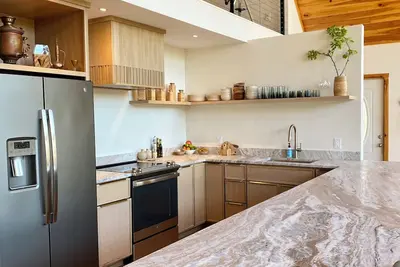 Image de Luxury A-Frame Cabin, Sleeps 12, Cedar Hot Tub, Game Room, Fishing Pond, Views