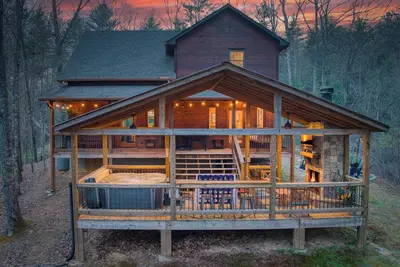 Image de New Listing Discount! Modern. Arcade Games. Ping Pong. Jacuzzi. Fire. King Beds