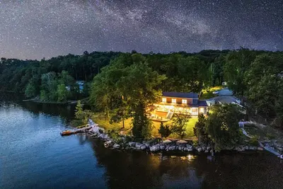 Image de New Lakefront Lux Retreat FullyLoaded Private Dock