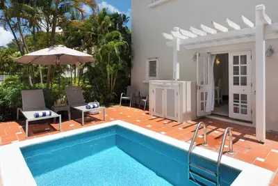 Image de 4 minutes walk to the beach! Townhome with private pool in Porters, Barbados.