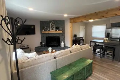 Image de 4-Bedroom 2-Bath House Walking Distance to Eureka College