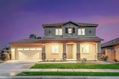 Image de Palm Delight: Spacious 5-bedroom house with WiFi, Ev charger in enjoyable Indio