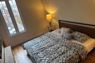 Image de King Bed! Sleeps 8, WiFi, Ac in vibrant Chicago one car garage parking