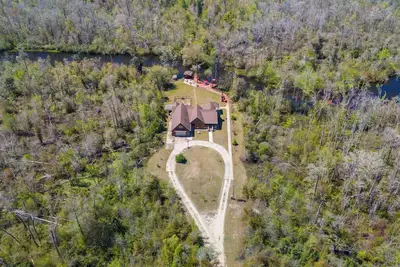 Image de Econfina Squatch Hideout! Creekside 7 Bedrooms, Kayak, Fish, Canoe10 min to Springs